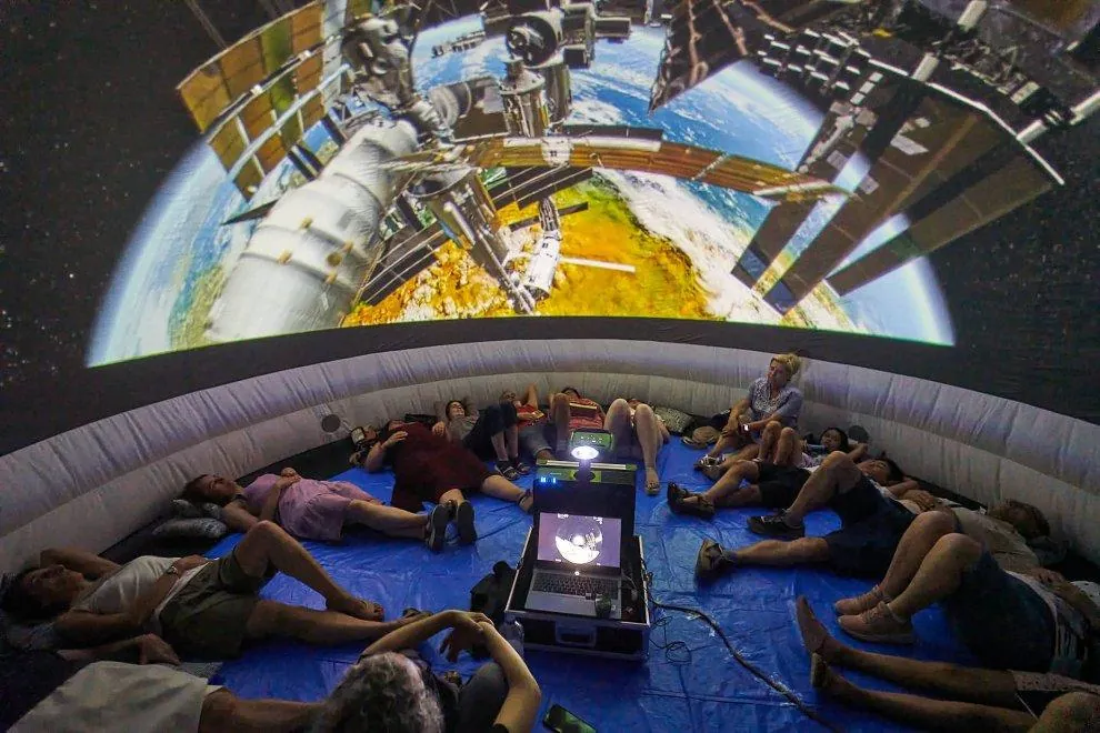 Interior de un planetario hinchable durante una sesión de divulgación astronómica